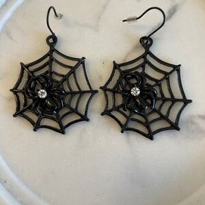 ❤️ DANGLING BLACK METAL SPIDER WEB EARRINGS